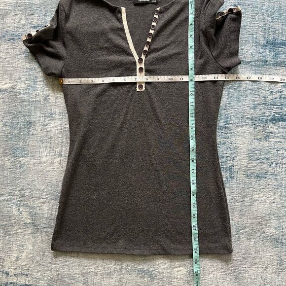 Patty Boutik Gray Tee w V Neck and Decorative Buttons Size Small - Picture 8 of 8